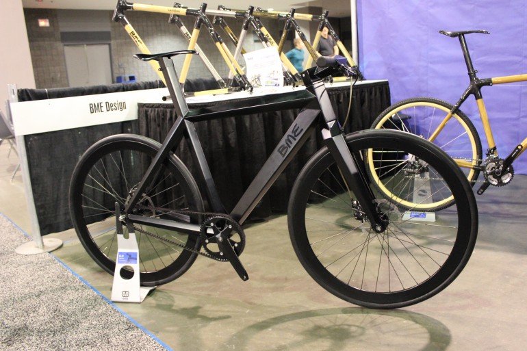 A BME Designnál már lehetséges az előrendelés erre a lopakadó stílusú karbon kompozit, B-9 Nighthawk kerékpárra. Mindössze 4800 Euró.