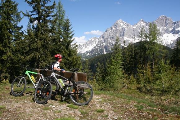 A Dachstein hóval borított szirtjei.