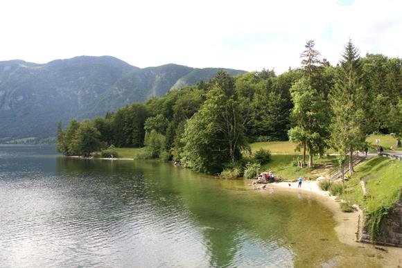 Strandolós partszakasz a Bohinji tónál.