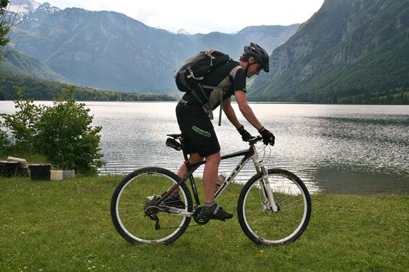 Strandolós partszakasz a Bohinji tónál.