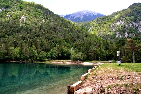 Završnica víztározó, háttérben a Stol hegy csúcsa.