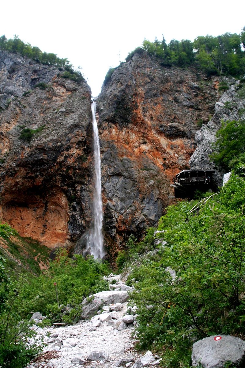 A Rinka vízesés és a mini büfé jobbra. Forrás: www.mozgasvilag.hu
