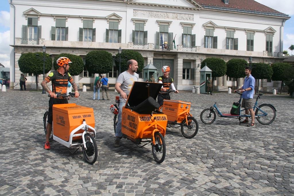 Befutó a Sándor-palota előtt.