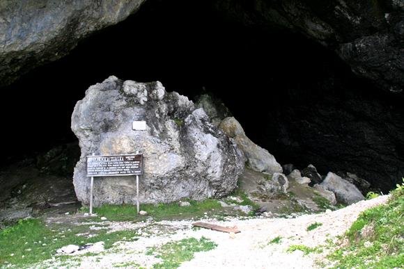 A barlang bejáratát egy nagy szikla torlaszolja el.