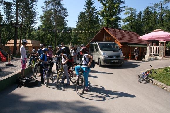A Menina kempingben a gyerekek bringázáshoz készülődnek.
