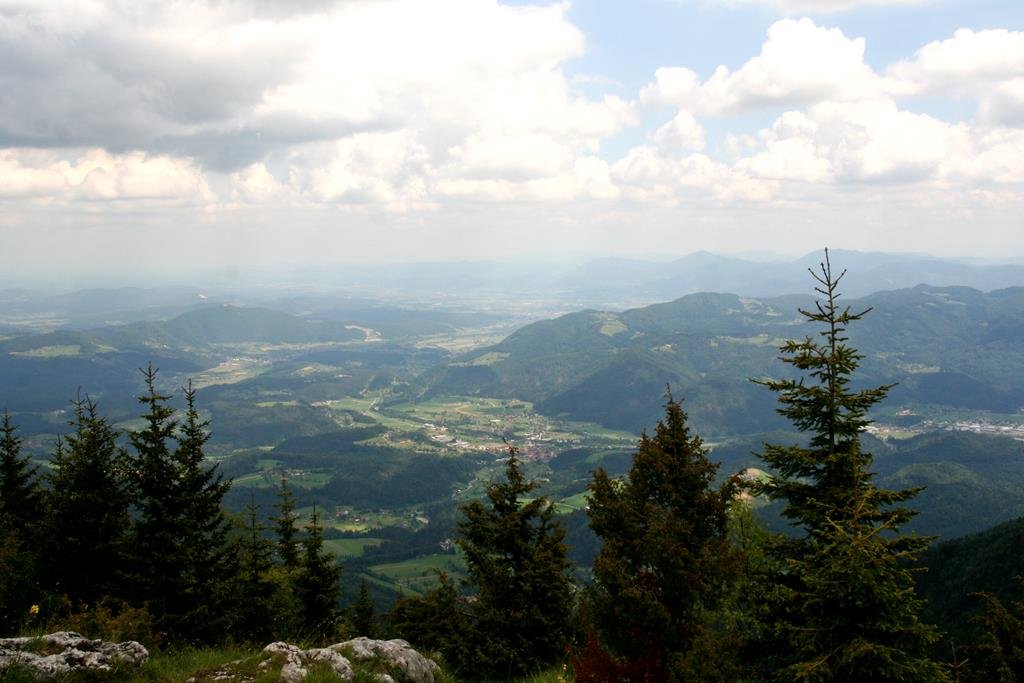 Kilátás a Golte hegyről a Mozirska planinára.