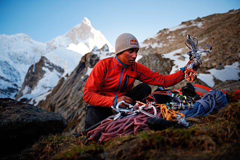 David Lama előkészíti a felszerelést