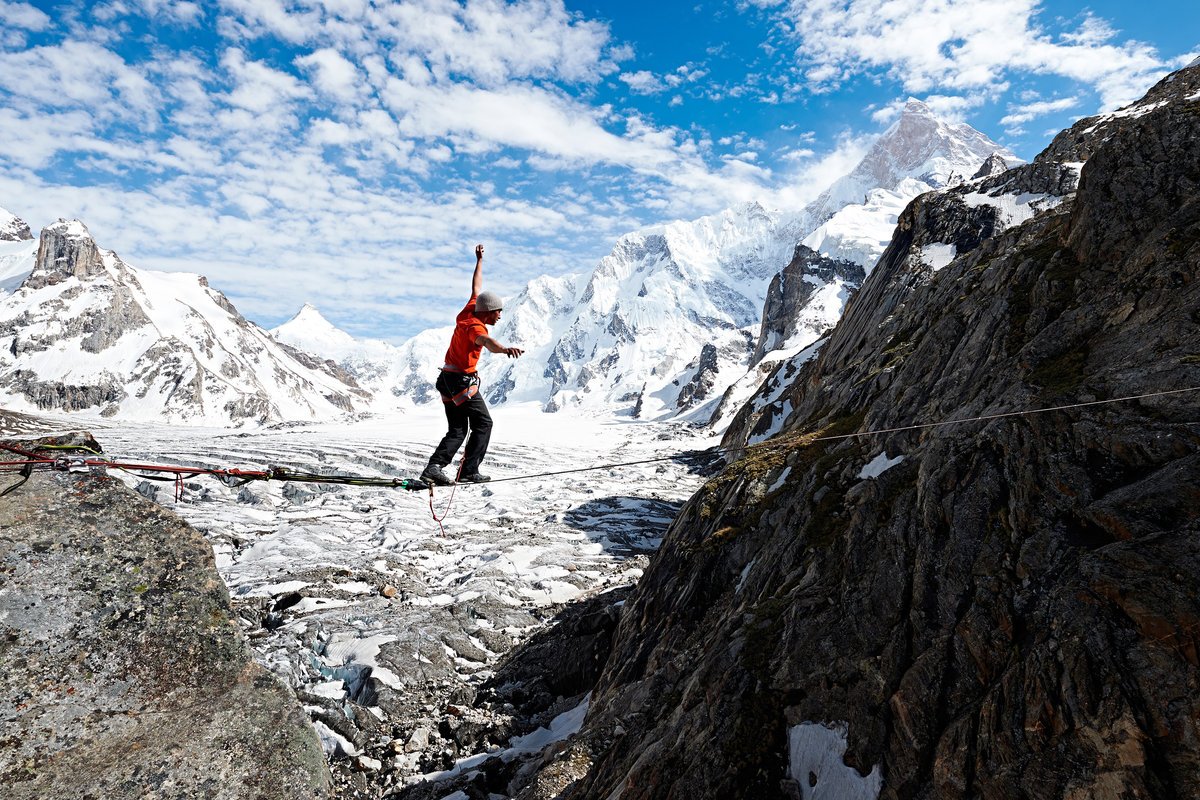 David Lama slackline.on gyakorol az alaptáborban Forrás: Manuel Ferrigato/Red Bull content pool