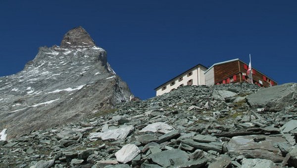 A régi Hörnlihütte, közvetlenül mögötte a Hotel Belvedére Forrás: zermatt.ch