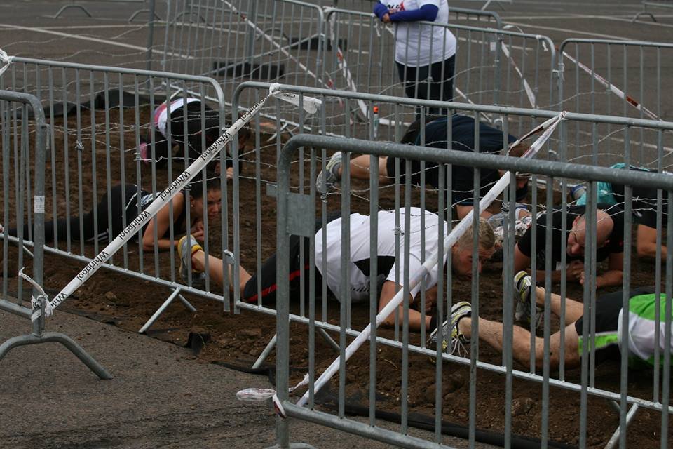 Alul a beton felül a szögesdrót Forrás: Gabó