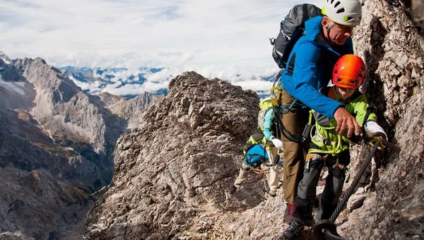 Gyermekek a klettersteigon Forrás: alpinewelten.com