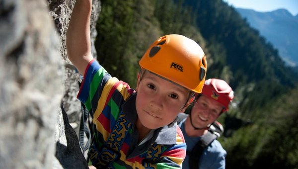 Gyermekek a klettersteigon Forrás: familienbauernhof.info