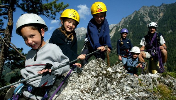 Gyermekek a klettersteigon Forrás: ramsau.com