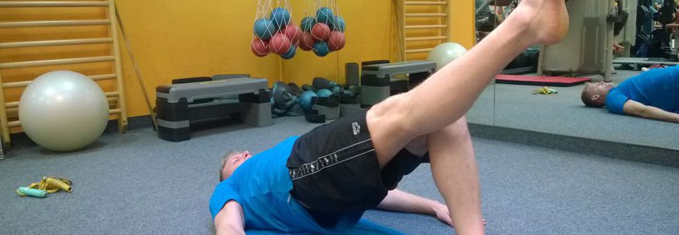 Csípőemelés lábnyújtással