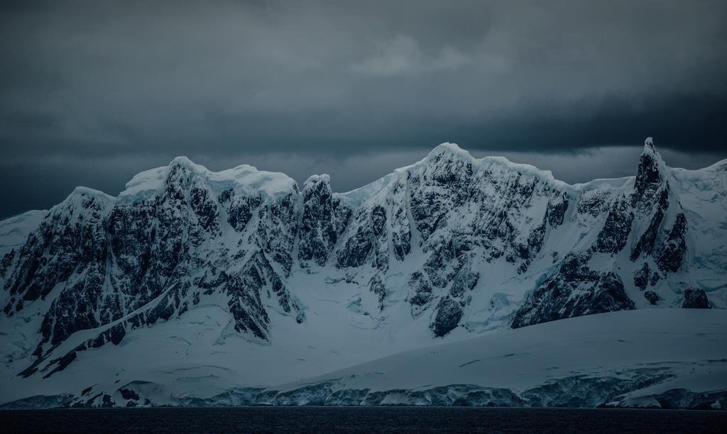 Hatalmas hegyek őrködnek az Antarktisz nyugalma felett