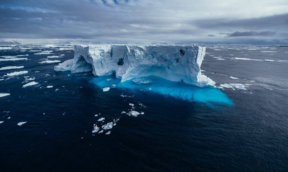 Úszó jéghegy-óriás