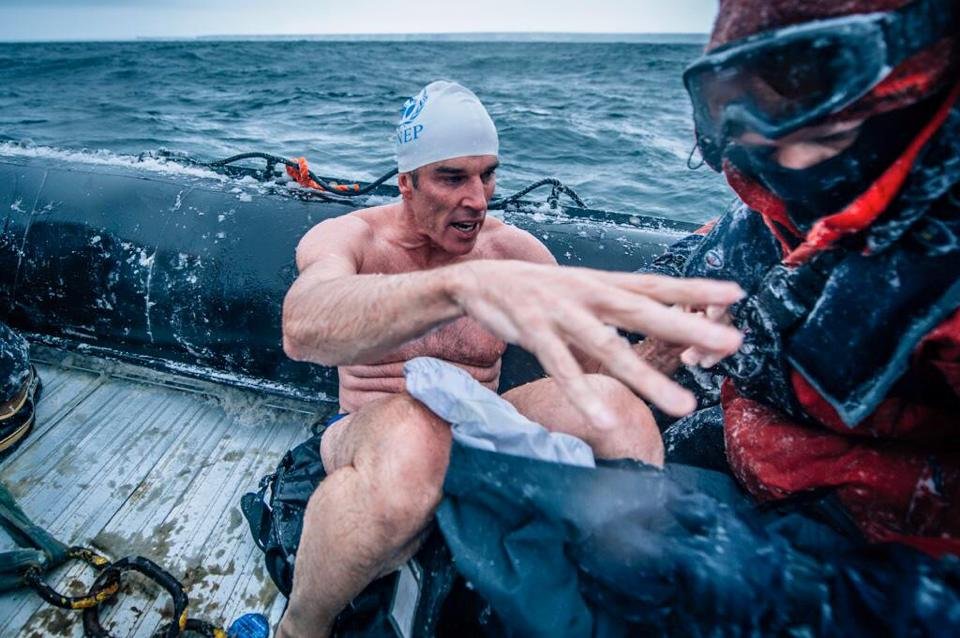 Lewis Pugh elfehéredett ujjakkal. A segítő eljegesedett ruházata megvan?