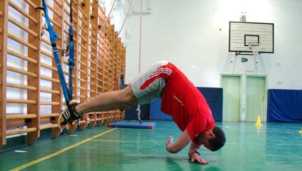 Suspended side Plank with reach-through Forrás: Teamworkout.hu