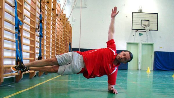 Suspended side Plank with reach-through Forrás: Teamworkout.hu