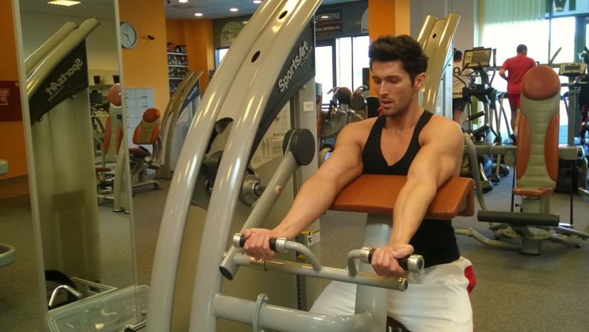 Bicepszhajlítás padon géppel