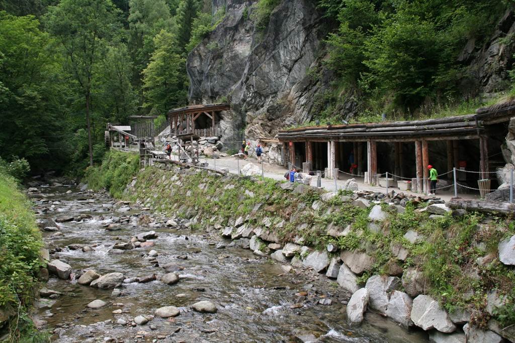 A gránátokkal teli sziklafal