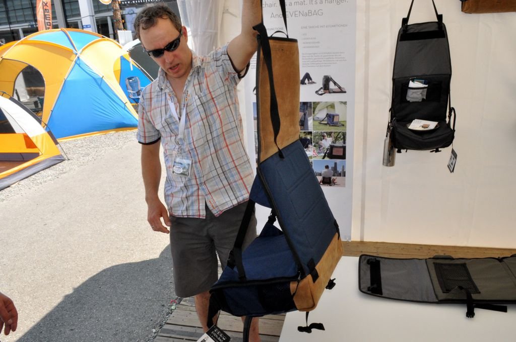 Táska, ami szék, fekhely és polc – Rocco Kruse Forrás: Paraferee - Mozgásvilág.hu