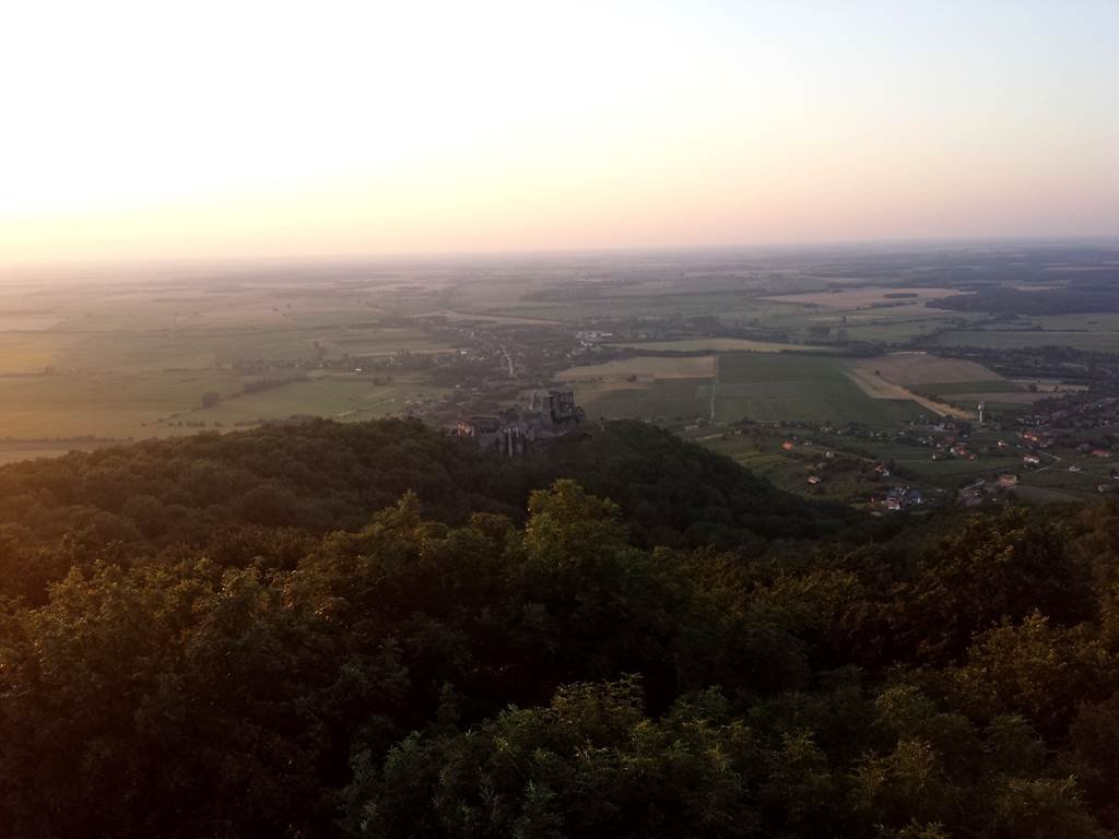 A kilátóból jól kivehető a Somlói vár