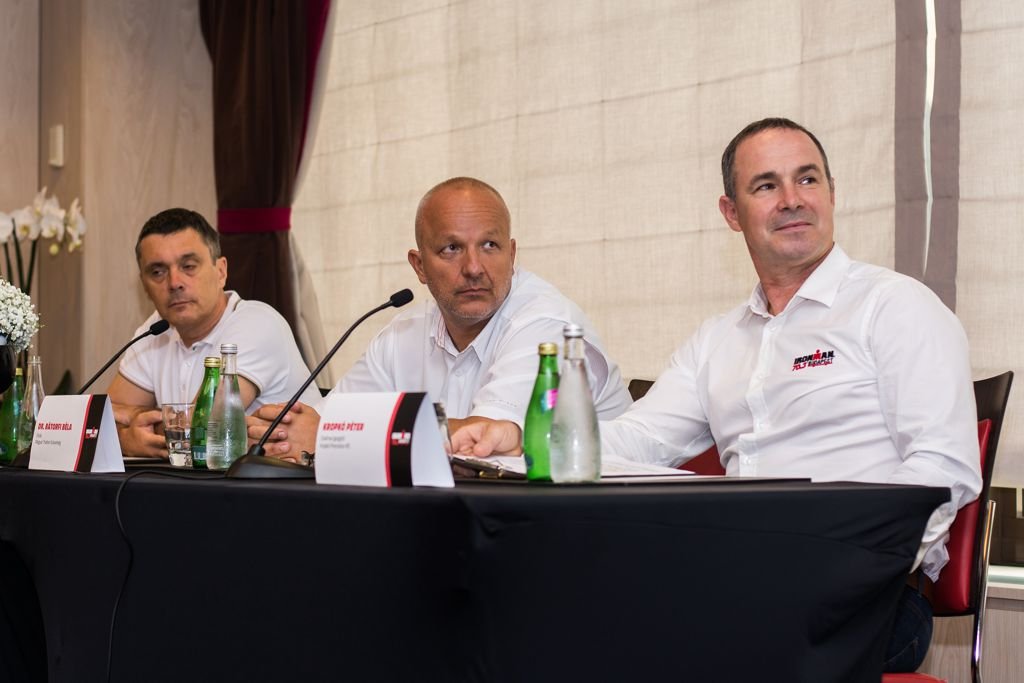 balról jobbra: Siklós Erik, a Magyar Olimpiai Bizottság marketing és kommunikációs igazgatója; dr. Bátorfi Béla, a Magyar Triatlon Szövetség elnöke; Kropkó Péter, 6-szoros IRONMAN győztes, 4-szeres Strongman Japan győztes, 12-szeres triatlon magyar bajnok Forrás: pressinform.hu