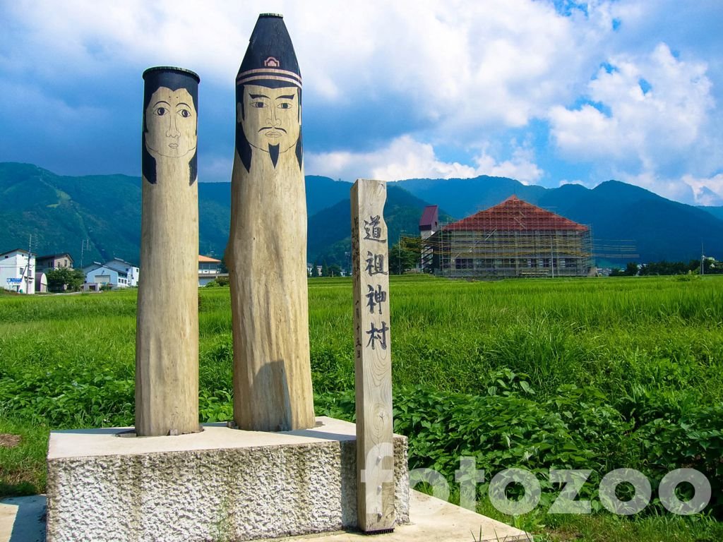 Dosojin bábuk fogadnak Nozawaonsen bejáratánál. A helyi hagyomány szerint, ők védelmezik a falut és lakóit mindenféle bajtól. Nem is engedtek be egykönnyen...