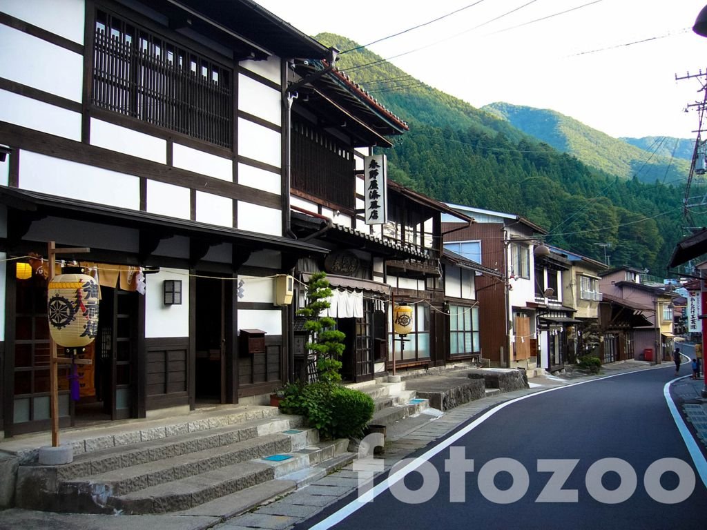 Egy tipikus alpesi utcakép, a Japán Alpokban.