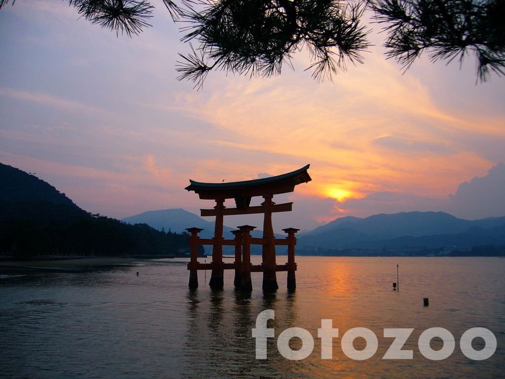 Miyajima leghíresebb látványossága, a lebegő torii