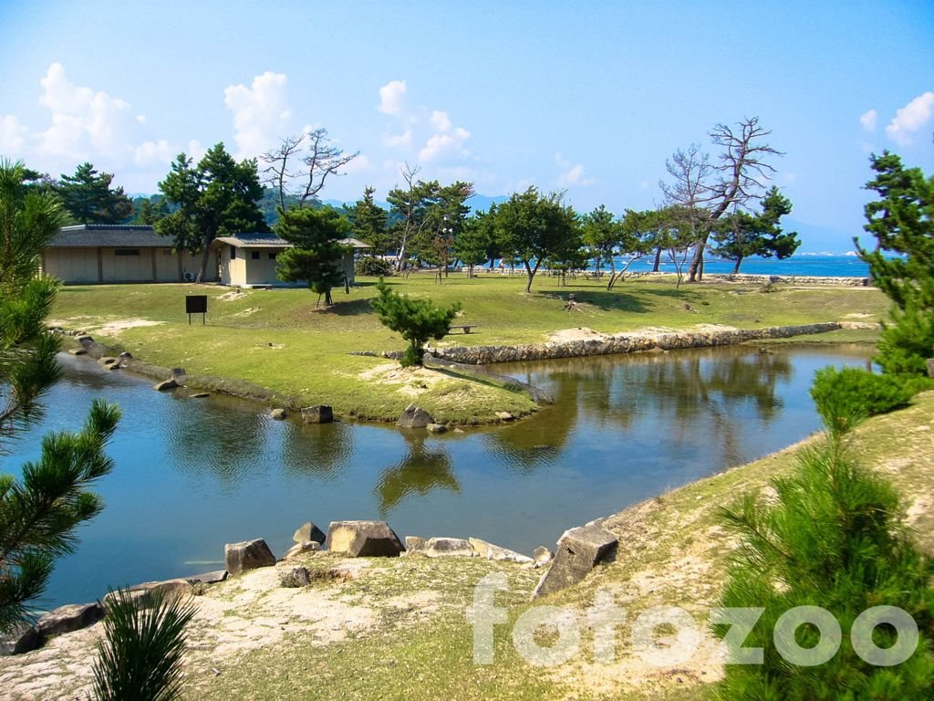 Itsukushima másik ’szentélye’, a kemping, háttérben a tengerrel