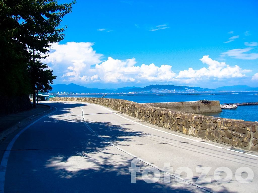 Miyajima egyetlen főútja, a kikötőtől balra.