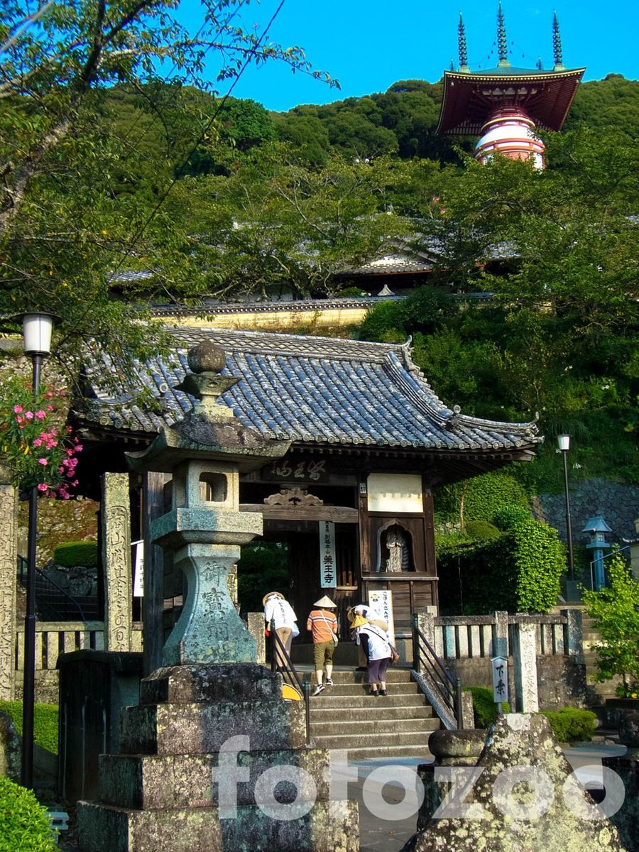 Zarándokok Minami templománál, a legtöbb szentélyhez bizony lépcsőzni kell. Forrás: Fotozoo - Horváth Zoltán