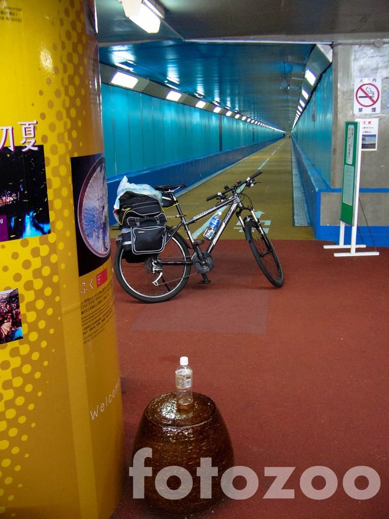 Tenger alatt kerékpározni tilos! Áttolom a biciklit Kyushura Forrás: Fotozoo - Horváth Zoltán