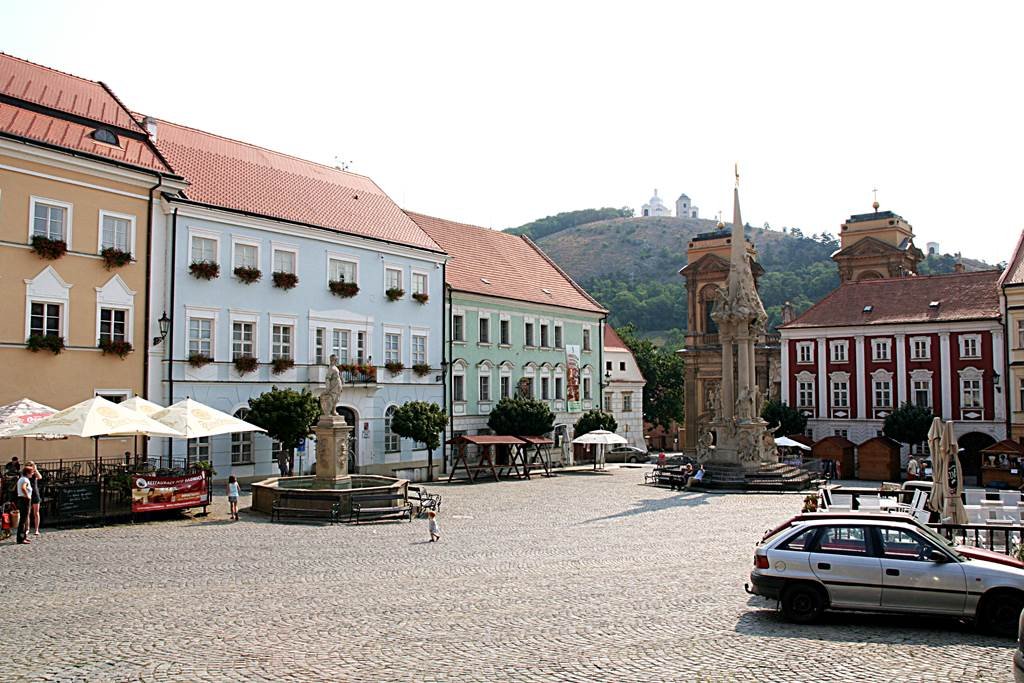 Mikulov díszes főtere, háttérben a Szent Domb