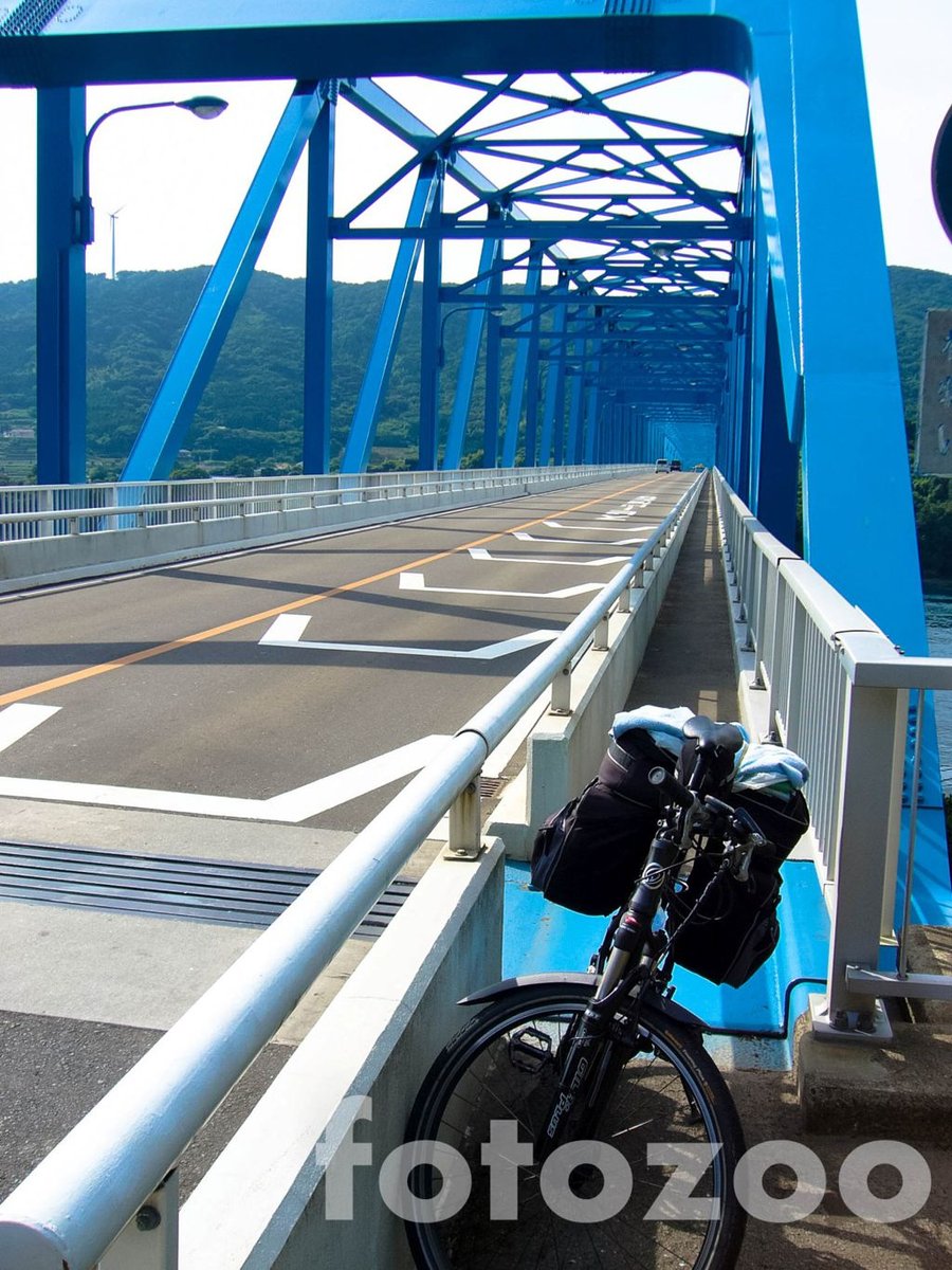 Noormáális? Ezen a hídon kell áthúzni magam Kyushura. A biciklisáv tervezőjét napi két átkelésre ítélném.