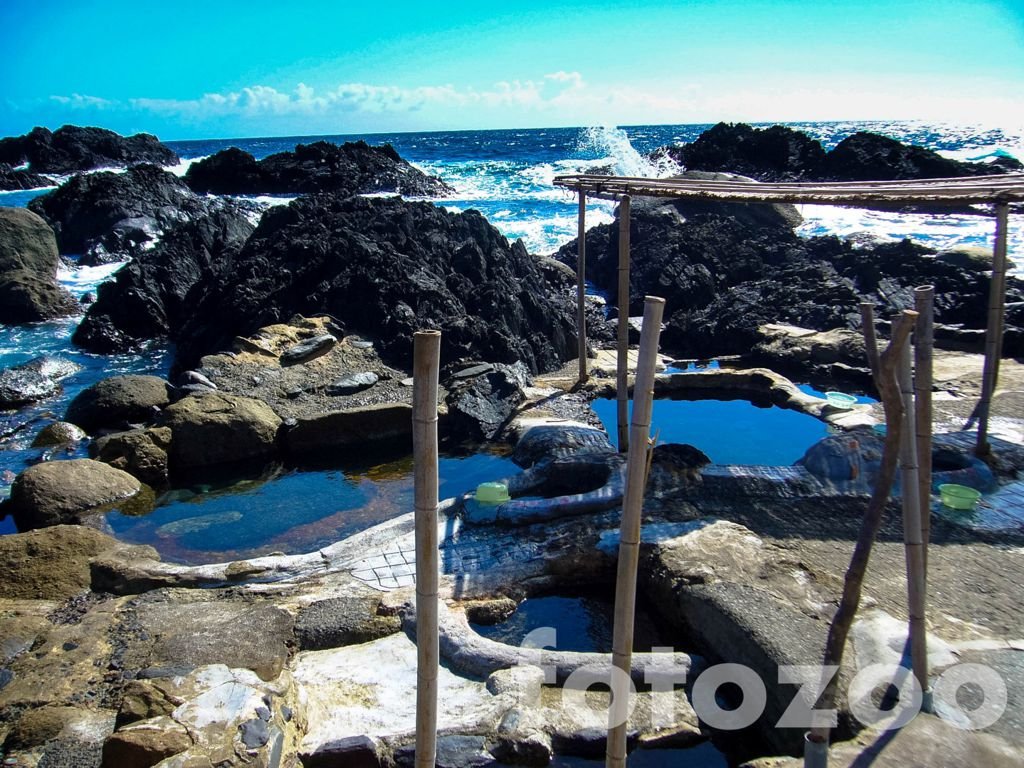 Hirauchi természetes gyógyfürdője csak apálykor válik láthatóvá. Fantasztikus élmény a forró vízből élvezni a visszahúzódó óceánt. 