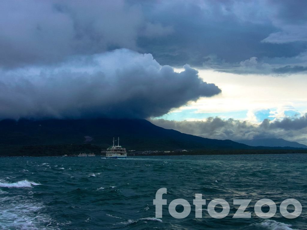 A tájfun elől visszamenekülve, viharfelhők helyett Sakurajima hamufelhői tornyosulnak az égen.