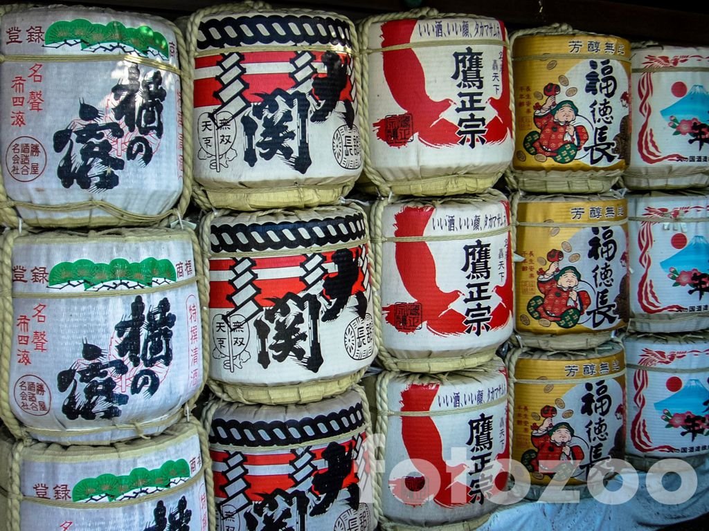 Minden sintó szentély elmaradhatatlan hozzátartozói a szakés hordók.