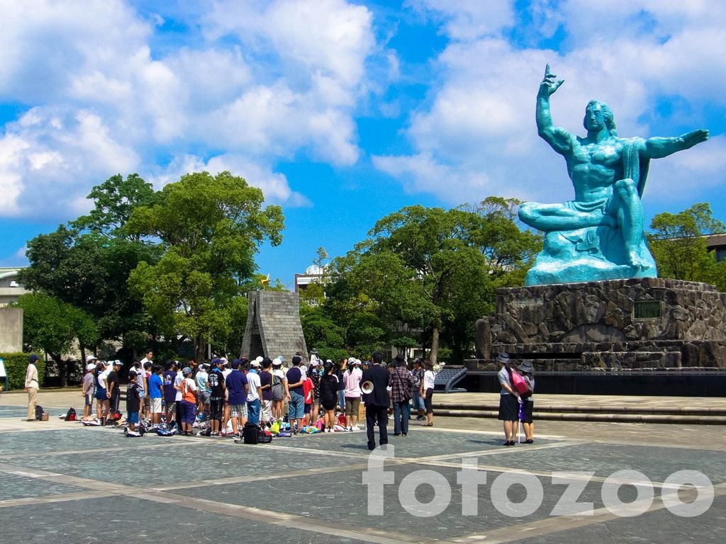 Nagasaki Békepark a Béke Szoborral, melynek égre mutató ujja az atombomba irányába mutat, bal karja pedig az örök békét szimbolizálja. 