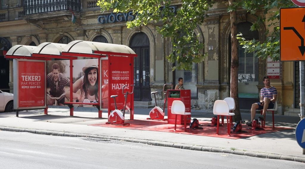 Testébresztő Buszmegálló Forrás: Uniomedia Kommunikációs Zrt.