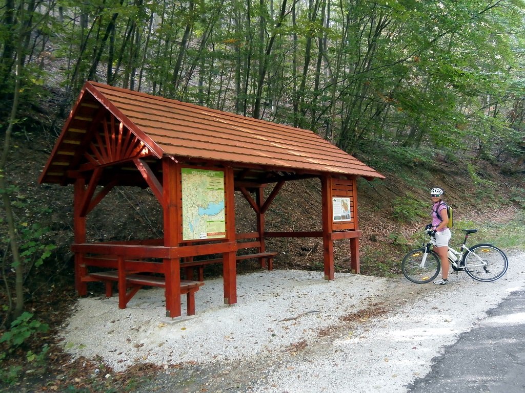 A túrázóknak információs táblákkal ellátott esőbeállók is épültek