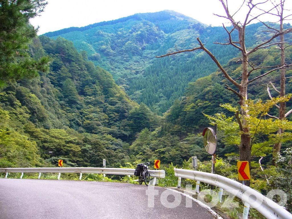Shikoku legeldugottabb bugyraiban kanyarog a régi 32-es út.