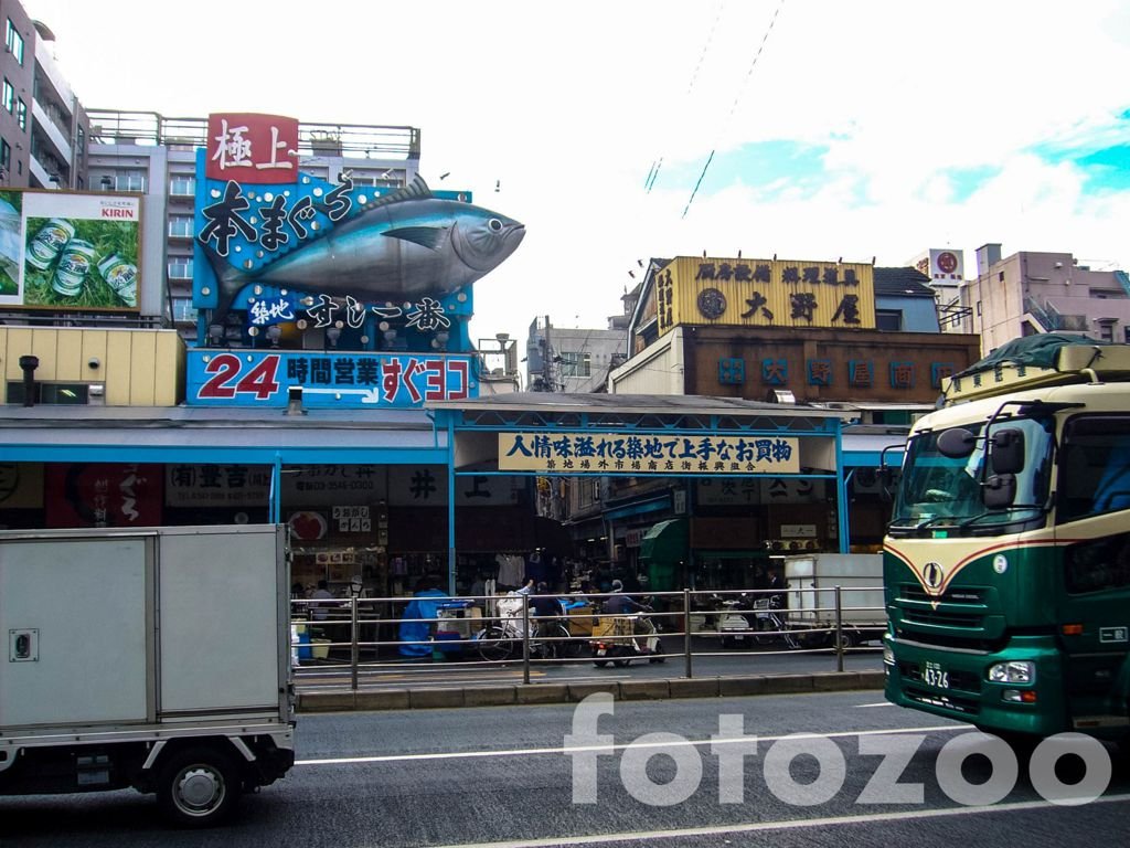 A Tsukiji halpiac bejárata, ahol az igazán nagy dolgok hajnalban történnek. Kár, mert szívesen megnéztem volna egy halárverést.