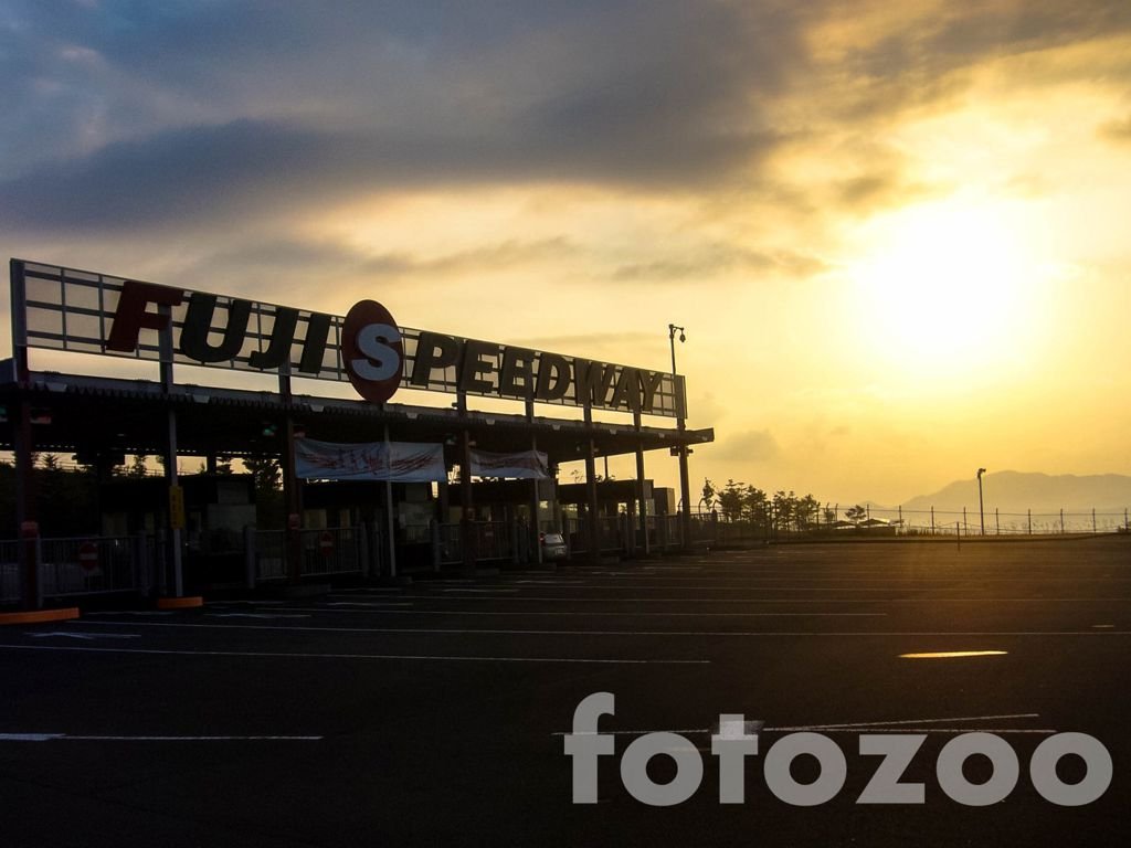 Gyönyörű helyszínen található a Fuji Speedway versenypálya.