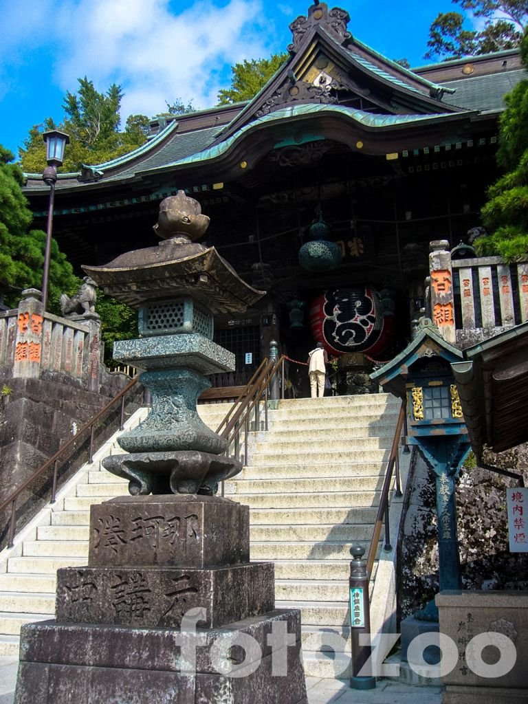 Naritasan monumentális templom-komplexumának egyik kapuja.