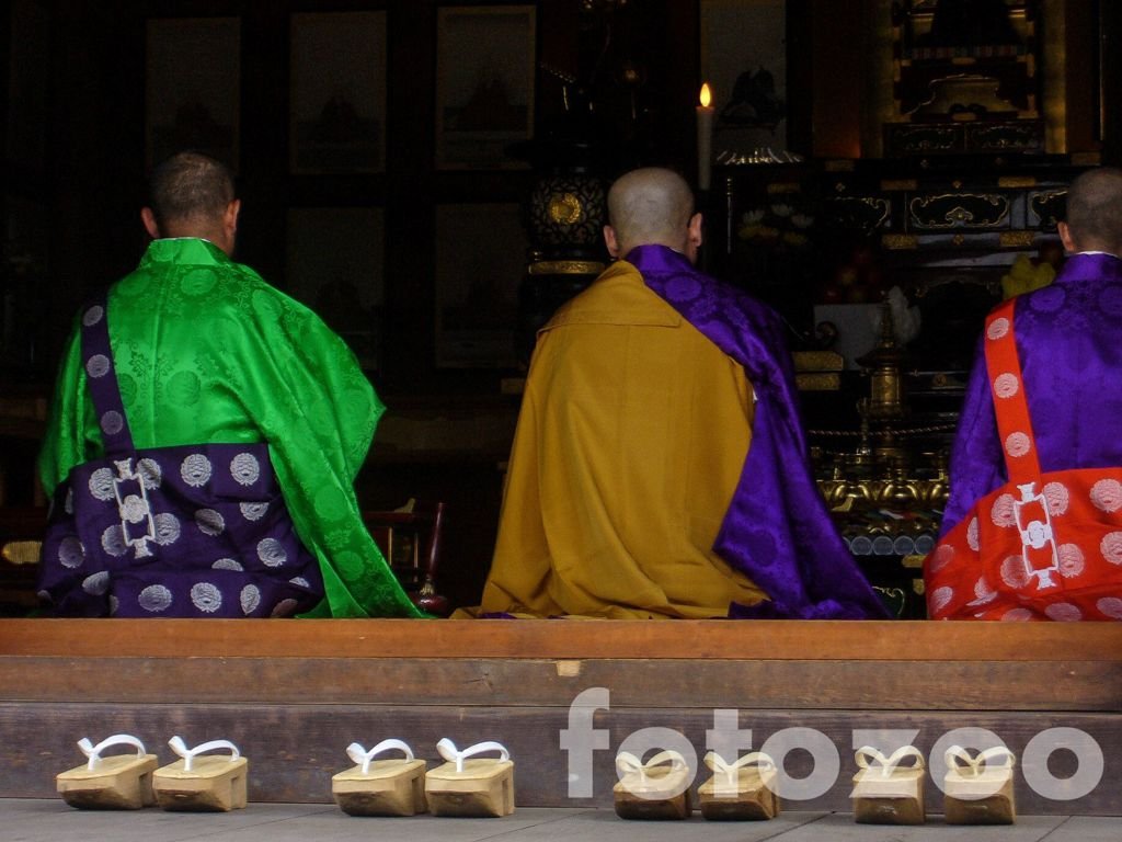 A szerzeteseknek is le kell venni a cipőt, pontosabban a papucsot.