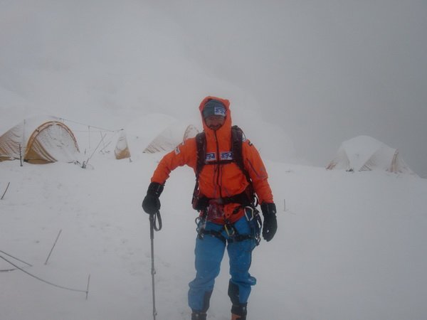 A Manaszlu alaptáborában ritka vendég a hó. Többnyire eső esik, amitől mindig minden vizes. Forrás: Sourcing Manaslu Expedíció