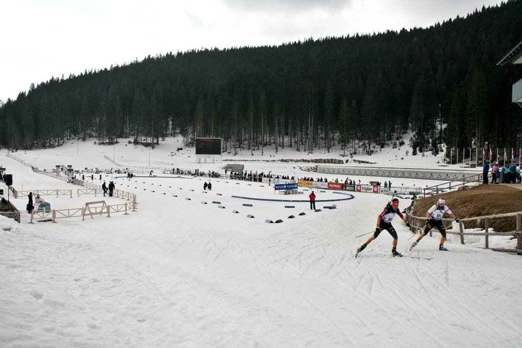 Biatlon verseny Szlovénia egyik legkedveltebb sífutó arénájában, Pokljukán